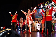 03 Damens KVO 2026-01-24 03  Tour-Tag, Samstag 24. Januar - Kurz vor 18 Uhr starten wir mit unserem Programm bei der Feier der AWO im Gemiendehaus Erlenstraße. Dann geht es zu Thomas Heimspiel, der „Kostümball“ der 1. KG Baerl im Waldhof. Als nächster Termin steht die „Damensitzung“ der KVO in der Clauberghalle auf dem Plan. Von dort geht es zurück in die City. Erst ins WYNDHAM Hotel Duisburger Hof zum „Funkenball“ der Roten Funken, nebenan dann im Landfermann Gymnasium „Damensitzung“ der Prinzengarde. Danach ins Gertrud-Bäumer-Berufskolleg zur „Mädchensitzung“ der Stadtgarde. Kurz über die A 59 nach Meiderich,  hier ist die „Jeckenparty“ der Meidericher Jecken. Wieder Richtung Süden, mit Stop in der Falkstraße zur „Prunksitzung“ vom Sonnigen Süden, dann weiter nach Serm zur Prinzenkürung. Hatte auch etwas von Heimspiel für Pia und Toni. : DVPJ, Toni I, Jules I., Prinz Karneval, Prinz, Prinzessin Aileen I., Hofmarschälle, Page, Pagen, Paginnen, HDK, Duisburg, Karneval, Helau, Tollität, Event, Session 2025, Session 2025, HDK Duisburg, Hauptausschuss, Hauptausschuss Karneval Duisburg, Duisburg ist echt