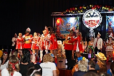 03 Damens KVO 2026-01-24 05  Tour-Tag, Samstag 24. Januar - Kurz vor 18 Uhr starten wir mit unserem Programm bei der Feier der AWO im Gemiendehaus Erlenstraße. Dann geht es zu Thomas Heimspiel, der „Kostümball“ der 1. KG Baerl im Waldhof. Als nächster Termin steht die „Damensitzung“ der KVO in der Clauberghalle auf dem Plan. Von dort geht es zurück in die City. Erst ins WYNDHAM Hotel Duisburger Hof zum „Funkenball“ der Roten Funken, nebenan dann im Landfermann Gymnasium „Damensitzung“ der Prinzengarde. Danach ins Gertrud-Bäumer-Berufskolleg zur „Mädchensitzung“ der Stadtgarde. Kurz über die A 59 nach Meiderich,  hier ist die „Jeckenparty“ der Meidericher Jecken. Wieder Richtung Süden, mit Stop in der Falkstraße zur „Prunksitzung“ vom Sonnigen Süden, dann weiter nach Serm zur Prinzenkürung. Hatte auch etwas von Heimspiel für Pia und Toni. : DVPJ, Toni I, Jules I., Prinz Karneval, Prinz, Prinzessin Aileen I., Hofmarschälle, Page, Pagen, Paginnen, HDK, Duisburg, Karneval, Helau, Tollität, Event, Session 2025, Session 2025, HDK Duisburg, Hauptausschuss, Hauptausschuss Karneval Duisburg, Duisburg ist echt