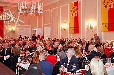 04 Funkenb RoteFunken 2026-01-24 02  Tour-Tag, Samstag 24. Januar - Kurz vor 18 Uhr starten wir mit unserem Programm bei der Feier der AWO im Gemiendehaus Erlenstraße. Dann geht es zu Thomas Heimspiel, der „Kostümball“ der 1. KG Baerl im Waldhof. Als nächster Termin steht die „Damensitzung“ der KVO in der Clauberghalle auf dem Plan. Von dort geht es zurück in die City. Erst ins WYNDHAM Hotel Duisburger Hof zum „Funkenball“ der Roten Funken, nebenan dann im Landfermann Gymnasium „Damensitzung“ der Prinzengarde. Danach ins Gertrud-Bäumer-Berufskolleg zur „Mädchensitzung“ der Stadtgarde. Kurz über die A 59 nach Meiderich,  hier ist die „Jeckenparty“ der Meidericher Jecken. Wieder Richtung Süden, mit Stop in der Falkstraße zur „Prunksitzung“ vom Sonnigen Süden, dann weiter nach Serm zur Prinzenkürung. Hatte auch etwas von Heimspiel für Pia und Toni. : DVPJ, Toni I, Jules I., Prinz Karneval, Prinz, Prinzessin Aileen I., Hofmarschälle, Page, Pagen, Paginnen, HDK, Duisburg, Karneval, Helau, Tollität, Event, Session 2025, Session 2025, HDK Duisburg, Hauptausschuss, Hauptausschuss Karneval Duisburg, Duisburg ist echt