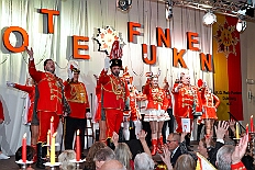 04 Funkenb RoteFunken 2026-01-24 03  Tour-Tag, Samstag 24. Januar - Kurz vor 18 Uhr starten wir mit unserem Programm bei der Feier der AWO im Gemiendehaus Erlenstraße. Dann geht es zu Thomas Heimspiel, der „Kostümball“ der 1. KG Baerl im Waldhof. Als nächster Termin steht die „Damensitzung“ der KVO in der Clauberghalle auf dem Plan. Von dort geht es zurück in die City. Erst ins WYNDHAM Hotel Duisburger Hof zum „Funkenball“ der Roten Funken, nebenan dann im Landfermann Gymnasium „Damensitzung“ der Prinzengarde. Danach ins Gertrud-Bäumer-Berufskolleg zur „Mädchensitzung“ der Stadtgarde. Kurz über die A 59 nach Meiderich,  hier ist die „Jeckenparty“ der Meidericher Jecken. Wieder Richtung Süden, mit Stop in der Falkstraße zur „Prunksitzung“ vom Sonnigen Süden, dann weiter nach Serm zur Prinzenkürung. Hatte auch etwas von Heimspiel für Pia und Toni. : DVPJ, Toni I, Jules I., Prinz Karneval, Prinz, Prinzessin Aileen I., Hofmarschälle, Page, Pagen, Paginnen, HDK, Duisburg, Karneval, Helau, Tollität, Event, Session 2025, Session 2025, HDK Duisburg, Hauptausschuss, Hauptausschuss Karneval Duisburg, Duisburg ist echt