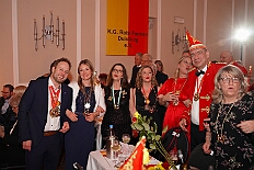 04 Funkenb RoteFunken 2026-01-24 04  Tour-Tag, Samstag 24. Januar - Kurz vor 18 Uhr starten wir mit unserem Programm bei der Feier der AWO im Gemiendehaus Erlenstraße. Dann geht es zu Thomas Heimspiel, der „Kostümball“ der 1. KG Baerl im Waldhof. Als nächster Termin steht die „Damensitzung“ der KVO in der Clauberghalle auf dem Plan. Von dort geht es zurück in die City. Erst ins WYNDHAM Hotel Duisburger Hof zum „Funkenball“ der Roten Funken, nebenan dann im Landfermann Gymnasium „Damensitzung“ der Prinzengarde. Danach ins Gertrud-Bäumer-Berufskolleg zur „Mädchensitzung“ der Stadtgarde. Kurz über die A 59 nach Meiderich,  hier ist die „Jeckenparty“ der Meidericher Jecken. Wieder Richtung Süden, mit Stop in der Falkstraße zur „Prunksitzung“ vom Sonnigen Süden, dann weiter nach Serm zur Prinzenkürung. Hatte auch etwas von Heimspiel für Pia und Toni. : DVPJ, Toni I, Jules I., Prinz Karneval, Prinz, Prinzessin Aileen I., Hofmarschälle, Page, Pagen, Paginnen, HDK, Duisburg, Karneval, Helau, Tollität, Event, Session 2025, Session 2025, HDK Duisburg, Hauptausschuss, Hauptausschuss Karneval Duisburg, Duisburg ist echt