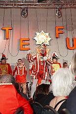 04 Funkenb RoteFunken 2026-01-24 05  Tour-Tag, Samstag 24. Januar - Kurz vor 18 Uhr starten wir mit unserem Programm bei der Feier der AWO im Gemiendehaus Erlenstraße. Dann geht es zu Thomas Heimspiel, der „Kostümball“ der 1. KG Baerl im Waldhof. Als nächster Termin steht die „Damensitzung“ der KVO in der Clauberghalle auf dem Plan. Von dort geht es zurück in die City. Erst ins WYNDHAM Hotel Duisburger Hof zum „Funkenball“ der Roten Funken, nebenan dann im Landfermann Gymnasium „Damensitzung“ der Prinzengarde. Danach ins Gertrud-Bäumer-Berufskolleg zur „Mädchensitzung“ der Stadtgarde. Kurz über die A 59 nach Meiderich,  hier ist die „Jeckenparty“ der Meidericher Jecken. Wieder Richtung Süden, mit Stop in der Falkstraße zur „Prunksitzung“ vom Sonnigen Süden, dann weiter nach Serm zur Prinzenkürung. Hatte auch etwas von Heimspiel für Pia und Toni. : DVPJ, Toni I, Jules I., Prinz Karneval, Prinz, Prinzessin Aileen I., Hofmarschälle, Page, Pagen, Paginnen, HDK, Duisburg, Karneval, Helau, Tollität, Event, Session 2025, Session 2025, HDK Duisburg, Hauptausschuss, Hauptausschuss Karneval Duisburg, Duisburg ist echt