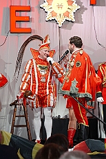 04 Funkenb RoteFunken 2026-01-24 06  Tour-Tag, Samstag 24. Januar - Kurz vor 18 Uhr starten wir mit unserem Programm bei der Feier der AWO im Gemiendehaus Erlenstraße. Dann geht es zu Thomas Heimspiel, der „Kostümball“ der 1. KG Baerl im Waldhof. Als nächster Termin steht die „Damensitzung“ der KVO in der Clauberghalle auf dem Plan. Von dort geht es zurück in die City. Erst ins WYNDHAM Hotel Duisburger Hof zum „Funkenball“ der Roten Funken, nebenan dann im Landfermann Gymnasium „Damensitzung“ der Prinzengarde. Danach ins Gertrud-Bäumer-Berufskolleg zur „Mädchensitzung“ der Stadtgarde. Kurz über die A 59 nach Meiderich,  hier ist die „Jeckenparty“ der Meidericher Jecken. Wieder Richtung Süden, mit Stop in der Falkstraße zur „Prunksitzung“ vom Sonnigen Süden, dann weiter nach Serm zur Prinzenkürung. Hatte auch etwas von Heimspiel für Pia und Toni. : DVPJ, Toni I, Jules I., Prinz Karneval, Prinz, Prinzessin Aileen I., Hofmarschälle, Page, Pagen, Paginnen, HDK, Duisburg, Karneval, Helau, Tollität, Event, Session 2025, Session 2025, HDK Duisburg, Hauptausschuss, Hauptausschuss Karneval Duisburg, Duisburg ist echt