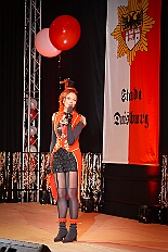 05 Damens PrinzGrd 2026-01-24 19  Tour-Tag, Samstag 24. Januar - Kurz vor 18 Uhr starten wir mit unserem Programm bei der Feier der AWO im Gemiendehaus Erlenstraße. Dann geht es zu Thomas Heimspiel, der „Kostümball“ der 1. KG Baerl im Waldhof. Als nächster Termin steht die „Damensitzung“ der KVO in der Clauberghalle auf dem Plan. Von dort geht es zurück in die City. Erst ins WYNDHAM Hotel Duisburger Hof zum „Funkenball“ der Roten Funken, nebenan dann im Landfermann Gymnasium „Damensitzung“ der Prinzengarde. Danach ins Gertrud-Bäumer-Berufskolleg zur „Mädchensitzung“ der Stadtgarde. Kurz über die A 59 nach Meiderich,  hier ist die „Jeckenparty“ der Meidericher Jecken. Wieder Richtung Süden, mit Stop in der Falkstraße zur „Prunksitzung“ vom Sonnigen Süden, dann weiter nach Serm zur Prinzenkürung. Hatte auch etwas von Heimspiel für Pia und Toni. : DVPJ, Toni I, Jules I., Prinz Karneval, Prinz, Prinzessin Aileen I., Hofmarschälle, Page, Pagen, Paginnen, HDK, Duisburg, Karneval, Helau, Tollität, Event, Session 2025, Session 2025, HDK Duisburg, Hauptausschuss, Hauptausschuss Karneval Duisburg, Duisburg ist echt