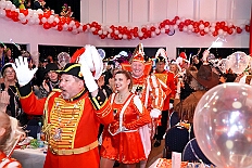 05 Damens PrinzGrd 2026-01-24 20  Tour-Tag, Samstag 24. Januar - Kurz vor 18 Uhr starten wir mit unserem Programm bei der Feier der AWO im Gemiendehaus Erlenstraße. Dann geht es zu Thomas Heimspiel, der „Kostümball“ der 1. KG Baerl im Waldhof. Als nächster Termin steht die „Damensitzung“ der KVO in der Clauberghalle auf dem Plan. Von dort geht es zurück in die City. Erst ins WYNDHAM Hotel Duisburger Hof zum „Funkenball“ der Roten Funken, nebenan dann im Landfermann Gymnasium „Damensitzung“ der Prinzengarde. Danach ins Gertrud-Bäumer-Berufskolleg zur „Mädchensitzung“ der Stadtgarde. Kurz über die A 59 nach Meiderich,  hier ist die „Jeckenparty“ der Meidericher Jecken. Wieder Richtung Süden, mit Stop in der Falkstraße zur „Prunksitzung“ vom Sonnigen Süden, dann weiter nach Serm zur Prinzenkürung. Hatte auch etwas von Heimspiel für Pia und Toni. : DVPJ, Toni I, Jules I., Prinz Karneval, Prinz, Prinzessin Aileen I., Hofmarschälle, Page, Pagen, Paginnen, HDK, Duisburg, Karneval, Helau, Tollität, Event, Session 2025, Session 2025, HDK Duisburg, Hauptausschuss, Hauptausschuss Karneval Duisburg, Duisburg ist echt