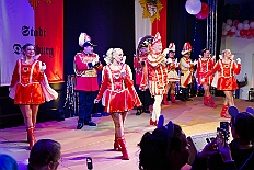 05 Damens PrinzGrd 2026-01-24 22  Tour-Tag, Samstag 24. Januar - Kurz vor 18 Uhr starten wir mit unserem Programm bei der Feier der AWO im Gemiendehaus Erlenstraße. Dann geht es zu Thomas Heimspiel, der „Kostümball“ der 1. KG Baerl im Waldhof. Als nächster Termin steht die „Damensitzung“ der KVO in der Clauberghalle auf dem Plan. Von dort geht es zurück in die City. Erst ins WYNDHAM Hotel Duisburger Hof zum „Funkenball“ der Roten Funken, nebenan dann im Landfermann Gymnasium „Damensitzung“ der Prinzengarde. Danach ins Gertrud-Bäumer-Berufskolleg zur „Mädchensitzung“ der Stadtgarde. Kurz über die A 59 nach Meiderich,  hier ist die „Jeckenparty“ der Meidericher Jecken. Wieder Richtung Süden, mit Stop in der Falkstraße zur „Prunksitzung“ vom Sonnigen Süden, dann weiter nach Serm zur Prinzenkürung. Hatte auch etwas von Heimspiel für Pia und Toni. : DVPJ, Toni I, Jules I., Prinz Karneval, Prinz, Prinzessin Aileen I., Hofmarschälle, Page, Pagen, Paginnen, HDK, Duisburg, Karneval, Helau, Tollität, Event, Session 2025, Session 2025, HDK Duisburg, Hauptausschuss, Hauptausschuss Karneval Duisburg, Duisburg ist echt