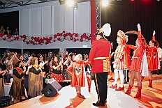 05 Damens PrinzGrd 2026-01-24 23  Tour-Tag, Samstag 24. Januar - Kurz vor 18 Uhr starten wir mit unserem Programm bei der Feier der AWO im Gemiendehaus Erlenstraße. Dann geht es zu Thomas Heimspiel, der „Kostümball“ der 1. KG Baerl im Waldhof. Als nächster Termin steht die „Damensitzung“ der KVO in der Clauberghalle auf dem Plan. Von dort geht es zurück in die City. Erst ins WYNDHAM Hotel Duisburger Hof zum „Funkenball“ der Roten Funken, nebenan dann im Landfermann Gymnasium „Damensitzung“ der Prinzengarde. Danach ins Gertrud-Bäumer-Berufskolleg zur „Mädchensitzung“ der Stadtgarde. Kurz über die A 59 nach Meiderich,  hier ist die „Jeckenparty“ der Meidericher Jecken. Wieder Richtung Süden, mit Stop in der Falkstraße zur „Prunksitzung“ vom Sonnigen Süden, dann weiter nach Serm zur Prinzenkürung. Hatte auch etwas von Heimspiel für Pia und Toni. : DVPJ, Toni I, Jules I., Prinz Karneval, Prinz, Prinzessin Aileen I., Hofmarschälle, Page, Pagen, Paginnen, HDK, Duisburg, Karneval, Helau, Tollität, Event, Session 2025, Session 2025, HDK Duisburg, Hauptausschuss, Hauptausschuss Karneval Duisburg, Duisburg ist echt