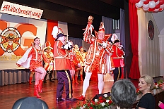 06 Maedchens Stadtgrd 2026-01-24 04  Tour-Tag, Samstag 24. Januar - Kurz vor 18 Uhr starten wir mit unserem Programm bei der Feier der AWO im Gemiendehaus Erlenstraße. Dann geht es zu Thomas Heimspiel, der „Kostümball“ der 1. KG Baerl im Waldhof. Als nächster Termin steht die „Damensitzung“ der KVO in der Clauberghalle auf dem Plan. Von dort geht es zurück in die City. Erst ins WYNDHAM Hotel Duisburger Hof zum „Funkenball“ der Roten Funken, nebenan dann im Landfermann Gymnasium „Damensitzung“ der Prinzengarde. Danach ins Gertrud-Bäumer-Berufskolleg zur „Mädchensitzung“ der Stadtgarde. Kurz über die A 59 nach Meiderich,  hier ist die „Jeckenparty“ der Meidericher Jecken. Wieder Richtung Süden, mit Stop in der Falkstraße zur „Prunksitzung“ vom Sonnigen Süden, dann weiter nach Serm zur Prinzenkürung. Hatte auch etwas von Heimspiel für Pia und Toni. : DVPJ, Toni I, Jules I., Prinz Karneval, Prinz, Prinzessin Aileen I., Hofmarschälle, Page, Pagen, Paginnen, HDK, Duisburg, Karneval, Helau, Tollität, Event, Session 2025, Session 2025, HDK Duisburg, Hauptausschuss, Hauptausschuss Karneval Duisburg, Duisburg ist echt