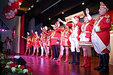 06 Maedchens Stadtgrd 2026-01-24 05  Tour-Tag, Samstag 24. Januar - Kurz vor 18 Uhr starten wir mit unserem Programm bei der Feier der AWO im Gemiendehaus Erlenstraße. Dann geht es zu Thomas Heimspiel, der „Kostümball“ der 1. KG Baerl im Waldhof. Als nächster Termin steht die „Damensitzung“ der KVO in der Clauberghalle auf dem Plan. Von dort geht es zurück in die City. Erst ins WYNDHAM Hotel Duisburger Hof zum „Funkenball“ der Roten Funken, nebenan dann im Landfermann Gymnasium „Damensitzung“ der Prinzengarde. Danach ins Gertrud-Bäumer-Berufskolleg zur „Mädchensitzung“ der Stadtgarde. Kurz über die A 59 nach Meiderich,  hier ist die „Jeckenparty“ der Meidericher Jecken. Wieder Richtung Süden, mit Stop in der Falkstraße zur „Prunksitzung“ vom Sonnigen Süden, dann weiter nach Serm zur Prinzenkürung. Hatte auch etwas von Heimspiel für Pia und Toni. : DVPJ, Toni I, Jules I., Prinz Karneval, Prinz, Prinzessin Aileen I., Hofmarschälle, Page, Pagen, Paginnen, HDK, Duisburg, Karneval, Helau, Tollität, Event, Session 2025, Session 2025, HDK Duisburg, Hauptausschuss, Hauptausschuss Karneval Duisburg, Duisburg ist echt