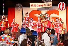 06 Maedchens Stadtgrd 2026-01-24 06  Tour-Tag, Samstag 24. Januar - Kurz vor 18 Uhr starten wir mit unserem Programm bei der Feier der AWO im Gemiendehaus Erlenstraße. Dann geht es zu Thomas Heimspiel, der „Kostümball“ der 1. KG Baerl im Waldhof. Als nächster Termin steht die „Damensitzung“ der KVO in der Clauberghalle auf dem Plan. Von dort geht es zurück in die City. Erst ins WYNDHAM Hotel Duisburger Hof zum „Funkenball“ der Roten Funken, nebenan dann im Landfermann Gymnasium „Damensitzung“ der Prinzengarde. Danach ins Gertrud-Bäumer-Berufskolleg zur „Mädchensitzung“ der Stadtgarde. Kurz über die A 59 nach Meiderich,  hier ist die „Jeckenparty“ der Meidericher Jecken. Wieder Richtung Süden, mit Stop in der Falkstraße zur „Prunksitzung“ vom Sonnigen Süden, dann weiter nach Serm zur Prinzenkürung. Hatte auch etwas von Heimspiel für Pia und Toni. : DVPJ, Toni I, Jules I., Prinz Karneval, Prinz, Prinzessin Aileen I., Hofmarschälle, Page, Pagen, Paginnen, HDK, Duisburg, Karneval, Helau, Tollität, Event, Session 2025, Session 2025, HDK Duisburg, Hauptausschuss, Hauptausschuss Karneval Duisburg, Duisburg ist echt