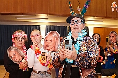 07 Jeckenp MeiderJecken 2026-01-24 01  Tour-Tag, Samstag 24. Januar - Kurz vor 18 Uhr starten wir mit unserem Programm bei der Feier der AWO im Gemiendehaus Erlenstraße. Dann geht es zu Thomas Heimspiel, der „Kostümball“ der 1. KG Baerl im Waldhof. Als nächster Termin steht die „Damensitzung“ der KVO in der Clauberghalle auf dem Plan. Von dort geht es zurück in die City. Erst ins WYNDHAM Hotel Duisburger Hof zum „Funkenball“ der Roten Funken, nebenan dann im Landfermann Gymnasium „Damensitzung“ der Prinzengarde. Danach ins Gertrud-Bäumer-Berufskolleg zur „Mädchensitzung“ der Stadtgarde. Kurz über die A 59 nach Meiderich,  hier ist die „Jeckenparty“ der Meidericher Jecken. Wieder Richtung Süden, mit Stop in der Falkstraße zur „Prunksitzung“ vom Sonnigen Süden, dann weiter nach Serm zur Prinzenkürung. Hatte auch etwas von Heimspiel für Pia und Toni. : DVPJ, Toni I, Jules I., Prinz Karneval, Prinz, Prinzessin Aileen I., Hofmarschälle, Page, Pagen, Paginnen, HDK, Duisburg, Karneval, Helau, Tollität, Event, Session 2025, Session 2025, HDK Duisburg, Hauptausschuss, Hauptausschuss Karneval Duisburg, Duisburg ist echt