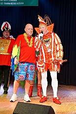 07 Jeckenp MeiderJecken 2026-01-24 02  Tour-Tag, Samstag 24. Januar - Kurz vor 18 Uhr starten wir mit unserem Programm bei der Feier der AWO im Gemiendehaus Erlenstraße. Dann geht es zu Thomas Heimspiel, der „Kostümball“ der 1. KG Baerl im Waldhof. Als nächster Termin steht die „Damensitzung“ der KVO in der Clauberghalle auf dem Plan. Von dort geht es zurück in die City. Erst ins WYNDHAM Hotel Duisburger Hof zum „Funkenball“ der Roten Funken, nebenan dann im Landfermann Gymnasium „Damensitzung“ der Prinzengarde. Danach ins Gertrud-Bäumer-Berufskolleg zur „Mädchensitzung“ der Stadtgarde. Kurz über die A 59 nach Meiderich,  hier ist die „Jeckenparty“ der Meidericher Jecken. Wieder Richtung Süden, mit Stop in der Falkstraße zur „Prunksitzung“ vom Sonnigen Süden, dann weiter nach Serm zur Prinzenkürung. Hatte auch etwas von Heimspiel für Pia und Toni. : DVPJ, Toni I, Jules I., Prinz Karneval, Prinz, Prinzessin Aileen I., Hofmarschälle, Page, Pagen, Paginnen, HDK, Duisburg, Karneval, Helau, Tollität, Event, Session 2025, Session 2025, HDK Duisburg, Hauptausschuss, Hauptausschuss Karneval Duisburg, Duisburg ist echt