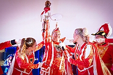 08 Prunks SonnigSued 2026-01-24 03  Tour-Tag, Samstag 24. Januar - Kurz vor 18 Uhr starten wir mit unserem Programm bei der Feier der AWO im Gemiendehaus Erlenstraße. Dann geht es zu Thomas Heimspiel, der „Kostümball“ der 1. KG Baerl im Waldhof. Als nächster Termin steht die „Damensitzung“ der KVO in der Clauberghalle auf dem Plan. Von dort geht es zurück in die City. Erst ins WYNDHAM Hotel Duisburger Hof zum „Funkenball“ der Roten Funken, nebenan dann im Landfermann Gymnasium „Damensitzung“ der Prinzengarde. Danach ins Gertrud-Bäumer-Berufskolleg zur „Mädchensitzung“ der Stadtgarde. Kurz über die A 59 nach Meiderich,  hier ist die „Jeckenparty“ der Meidericher Jecken. Wieder Richtung Süden, mit Stop in der Falkstraße zur „Prunksitzung“ vom Sonnigen Süden, dann weiter nach Serm zur Prinzenkürung. Hatte auch etwas von Heimspiel für Pia und Toni. : DVPJ, Toni I, Jules I., Prinz Karneval, Prinz, Prinzessin Aileen I., Hofmarschälle, Page, Pagen, Paginnen, HDK, Duisburg, Karneval, Helau, Tollität, Event, Session 2025, Session 2025, HDK Duisburg, Hauptausschuss, Hauptausschuss Karneval Duisburg, Duisburg ist echt