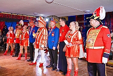 08 Prunks SonnigSued 2026-01-24 04  Tour-Tag, Samstag 24. Januar - Kurz vor 18 Uhr starten wir mit unserem Programm bei der Feier der AWO im Gemiendehaus Erlenstraße. Dann geht es zu Thomas Heimspiel, der „Kostümball“ der 1. KG Baerl im Waldhof. Als nächster Termin steht die „Damensitzung“ der KVO in der Clauberghalle auf dem Plan. Von dort geht es zurück in die City. Erst ins WYNDHAM Hotel Duisburger Hof zum „Funkenball“ der Roten Funken, nebenan dann im Landfermann Gymnasium „Damensitzung“ der Prinzengarde. Danach ins Gertrud-Bäumer-Berufskolleg zur „Mädchensitzung“ der Stadtgarde. Kurz über die A 59 nach Meiderich,  hier ist die „Jeckenparty“ der Meidericher Jecken. Wieder Richtung Süden, mit Stop in der Falkstraße zur „Prunksitzung“ vom Sonnigen Süden, dann weiter nach Serm zur Prinzenkürung. Hatte auch etwas von Heimspiel für Pia und Toni. : DVPJ, Toni I, Jules I., Prinz Karneval, Prinz, Prinzessin Aileen I., Hofmarschälle, Page, Pagen, Paginnen, HDK, Duisburg, Karneval, Helau, Tollität, Event, Session 2025, Session 2025, HDK Duisburg, Hauptausschuss, Hauptausschuss Karneval Duisburg, Duisburg ist echt