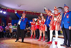 08 Prunks SonnigSued 2026-01-24 05  Tour-Tag, Samstag 24. Januar - Kurz vor 18 Uhr starten wir mit unserem Programm bei der Feier der AWO im Gemiendehaus Erlenstraße. Dann geht es zu Thomas Heimspiel, der „Kostümball“ der 1. KG Baerl im Waldhof. Als nächster Termin steht die „Damensitzung“ der KVO in der Clauberghalle auf dem Plan. Von dort geht es zurück in die City. Erst ins WYNDHAM Hotel Duisburger Hof zum „Funkenball“ der Roten Funken, nebenan dann im Landfermann Gymnasium „Damensitzung“ der Prinzengarde. Danach ins Gertrud-Bäumer-Berufskolleg zur „Mädchensitzung“ der Stadtgarde. Kurz über die A 59 nach Meiderich,  hier ist die „Jeckenparty“ der Meidericher Jecken. Wieder Richtung Süden, mit Stop in der Falkstraße zur „Prunksitzung“ vom Sonnigen Süden, dann weiter nach Serm zur Prinzenkürung. Hatte auch etwas von Heimspiel für Pia und Toni. : DVPJ, Toni I, Jules I., Prinz Karneval, Prinz, Prinzessin Aileen I., Hofmarschälle, Page, Pagen, Paginnen, HDK, Duisburg, Karneval, Helau, Tollität, Event, Session 2025, Session 2025, HDK Duisburg, Hauptausschuss, Hauptausschuss Karneval Duisburg, Duisburg ist echt