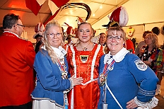 09 Prinzenk Serm 2026-01-24 01  Tour-Tag, Samstag 24. Januar - Kurz vor 18 Uhr starten wir mit unserem Programm bei der Feier der AWO im Gemiendehaus Erlenstraße. Dann geht es zu Thomas Heimspiel, der „Kostümball“ der 1. KG Baerl im Waldhof. Als nächster Termin steht die „Damensitzung“ der KVO in der Clauberghalle auf dem Plan. Von dort geht es zurück in die City. Erst ins WYNDHAM Hotel Duisburger Hof zum „Funkenball“ der Roten Funken, nebenan dann im Landfermann Gymnasium „Damensitzung“ der Prinzengarde. Danach ins Gertrud-Bäumer-Berufskolleg zur „Mädchensitzung“ der Stadtgarde. Kurz über die A 59 nach Meiderich,  hier ist die „Jeckenparty“ der Meidericher Jecken. Wieder Richtung Süden, mit Stop in der Falkstraße zur „Prunksitzung“ vom Sonnigen Süden, dann weiter nach Serm zur Prinzenkürung. Hatte auch etwas von Heimspiel für Pia und Toni. : DVPJ, Toni I, Jules I., Prinz Karneval, Prinz, Prinzessin Aileen I., Hofmarschälle, Page, Pagen, Paginnen, HDK, Duisburg, Karneval, Helau, Tollität, Event, Session 2025, Session 2025, HDK Duisburg, Hauptausschuss, Hauptausschuss Karneval Duisburg, Duisburg ist echt