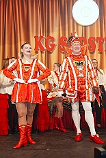 09 Prinzenk Serm 2026-01-24 03  Tour-Tag, Samstag 24. Januar - Kurz vor 18 Uhr starten wir mit unserem Programm bei der Feier der AWO im Gemiendehaus Erlenstraße. Dann geht es zu Thomas Heimspiel, der „Kostümball“ der 1. KG Baerl im Waldhof. Als nächster Termin steht die „Damensitzung“ der KVO in der Clauberghalle auf dem Plan. Von dort geht es zurück in die City. Erst ins WYNDHAM Hotel Duisburger Hof zum „Funkenball“ der Roten Funken, nebenan dann im Landfermann Gymnasium „Damensitzung“ der Prinzengarde. Danach ins Gertrud-Bäumer-Berufskolleg zur „Mädchensitzung“ der Stadtgarde. Kurz über die A 59 nach Meiderich,  hier ist die „Jeckenparty“ der Meidericher Jecken. Wieder Richtung Süden, mit Stop in der Falkstraße zur „Prunksitzung“ vom Sonnigen Süden, dann weiter nach Serm zur Prinzenkürung. Hatte auch etwas von Heimspiel für Pia und Toni. : DVPJ, Toni I, Jules I., Prinz Karneval, Prinz, Prinzessin Aileen I., Hofmarschälle, Page, Pagen, Paginnen, HDK, Duisburg, Karneval, Helau, Tollität, Event, Session 2025, Session 2025, HDK Duisburg, Hauptausschuss, Hauptausschuss Karneval Duisburg, Duisburg ist echt