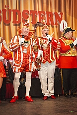 09 Prinzenk Serm 2026-01-24 05  Tour-Tag, Samstag 24. Januar - Kurz vor 18 Uhr starten wir mit unserem Programm bei der Feier der AWO im Gemiendehaus Erlenstraße. Dann geht es zu Thomas Heimspiel, der „Kostümball“ der 1. KG Baerl im Waldhof. Als nächster Termin steht die „Damensitzung“ der KVO in der Clauberghalle auf dem Plan. Von dort geht es zurück in die City. Erst ins WYNDHAM Hotel Duisburger Hof zum „Funkenball“ der Roten Funken, nebenan dann im Landfermann Gymnasium „Damensitzung“ der Prinzengarde. Danach ins Gertrud-Bäumer-Berufskolleg zur „Mädchensitzung“ der Stadtgarde. Kurz über die A 59 nach Meiderich,  hier ist die „Jeckenparty“ der Meidericher Jecken. Wieder Richtung Süden, mit Stop in der Falkstraße zur „Prunksitzung“ vom Sonnigen Süden, dann weiter nach Serm zur Prinzenkürung. Hatte auch etwas von Heimspiel für Pia und Toni. : DVPJ, Toni I, Jules I., Prinz Karneval, Prinz, Prinzessin Aileen I., Hofmarschälle, Page, Pagen, Paginnen, HDK, Duisburg, Karneval, Helau, Tollität, Event, Session 2025, Session 2025, HDK Duisburg, Hauptausschuss, Hauptausschuss Karneval Duisburg, Duisburg ist echt