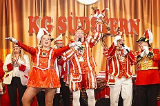 09 Prinzenk Serm 2026-01-24 06  Tour-Tag, Samstag 24. Januar - Kurz vor 18 Uhr starten wir mit unserem Programm bei der Feier der AWO im Gemiendehaus Erlenstraße. Dann geht es zu Thomas Heimspiel, der „Kostümball“ der 1. KG Baerl im Waldhof. Als nächster Termin steht die „Damensitzung“ der KVO in der Clauberghalle auf dem Plan. Von dort geht es zurück in die City. Erst ins WYNDHAM Hotel Duisburger Hof zum „Funkenball“ der Roten Funken, nebenan dann im Landfermann Gymnasium „Damensitzung“ der Prinzengarde. Danach ins Gertrud-Bäumer-Berufskolleg zur „Mädchensitzung“ der Stadtgarde. Kurz über die A 59 nach Meiderich,  hier ist die „Jeckenparty“ der Meidericher Jecken. Wieder Richtung Süden, mit Stop in der Falkstraße zur „Prunksitzung“ vom Sonnigen Süden, dann weiter nach Serm zur Prinzenkürung. Hatte auch etwas von Heimspiel für Pia und Toni. : DVPJ, Toni I, Jules I., Prinz Karneval, Prinz, Prinzessin Aileen I., Hofmarschälle, Page, Pagen, Paginnen, HDK, Duisburg, Karneval, Helau, Tollität, Event, Session 2025, Session 2025, HDK Duisburg, Hauptausschuss, Hauptausschuss Karneval Duisburg, Duisburg ist echt