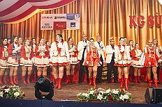 09 Prinzenk Serm 2026-01-24 07  Tour-Tag, Samstag 24. Januar - Kurz vor 18 Uhr starten wir mit unserem Programm bei der Feier der AWO im Gemiendehaus Erlenstraße. Dann geht es zu Thomas Heimspiel, der „Kostümball“ der 1. KG Baerl im Waldhof. Als nächster Termin steht die „Damensitzung“ der KVO in der Clauberghalle auf dem Plan. Von dort geht es zurück in die City. Erst ins WYNDHAM Hotel Duisburger Hof zum „Funkenball“ der Roten Funken, nebenan dann im Landfermann Gymnasium „Damensitzung“ der Prinzengarde. Danach ins Gertrud-Bäumer-Berufskolleg zur „Mädchensitzung“ der Stadtgarde. Kurz über die A 59 nach Meiderich,  hier ist die „Jeckenparty“ der Meidericher Jecken. Wieder Richtung Süden, mit Stop in der Falkstraße zur „Prunksitzung“ vom Sonnigen Süden, dann weiter nach Serm zur Prinzenkürung. Hatte auch etwas von Heimspiel für Pia und Toni. : DVPJ, Toni I, Jules I., Prinz Karneval, Prinz, Prinzessin Aileen I., Hofmarschälle, Page, Pagen, Paginnen, HDK, Duisburg, Karneval, Helau, Tollität, Event, Session 2025, Session 2025, HDK Duisburg, Hauptausschuss, Hauptausschuss Karneval Duisburg, Duisburg ist echt