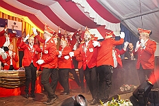 09 Prinzenk Serm 2026-01-24 08  Tour-Tag, Samstag 24. Januar - Kurz vor 18 Uhr starten wir mit unserem Programm bei der Feier der AWO im Gemiendehaus Erlenstraße. Dann geht es zu Thomas Heimspiel, der „Kostümball“ der 1. KG Baerl im Waldhof. Als nächster Termin steht die „Damensitzung“ der KVO in der Clauberghalle auf dem Plan. Von dort geht es zurück in die City. Erst ins WYNDHAM Hotel Duisburger Hof zum „Funkenball“ der Roten Funken, nebenan dann im Landfermann Gymnasium „Damensitzung“ der Prinzengarde. Danach ins Gertrud-Bäumer-Berufskolleg zur „Mädchensitzung“ der Stadtgarde. Kurz über die A 59 nach Meiderich,  hier ist die „Jeckenparty“ der Meidericher Jecken. Wieder Richtung Süden, mit Stop in der Falkstraße zur „Prunksitzung“ vom Sonnigen Süden, dann weiter nach Serm zur Prinzenkürung. Hatte auch etwas von Heimspiel für Pia und Toni. : DVPJ, Toni I, Jules I., Prinz Karneval, Prinz, Prinzessin Aileen I., Hofmarschälle, Page, Pagen, Paginnen, HDK, Duisburg, Karneval, Helau, Tollität, Event, Session 2025, Session 2025, HDK Duisburg, Hauptausschuss, Hauptausschuss Karneval Duisburg, Duisburg ist echt