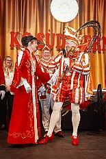 09 Prinzenk Serm 2026-01-24 11  Tour-Tag, Samstag 24. Januar - Kurz vor 18 Uhr starten wir mit unserem Programm bei der Feier der AWO im Gemiendehaus Erlenstraße. Dann geht es zu Thomas Heimspiel, der „Kostümball“ der 1. KG Baerl im Waldhof. Als nächster Termin steht die „Damensitzung“ der KVO in der Clauberghalle auf dem Plan. Von dort geht es zurück in die City. Erst ins WYNDHAM Hotel Duisburger Hof zum „Funkenball“ der Roten Funken, nebenan dann im Landfermann Gymnasium „Damensitzung“ der Prinzengarde. Danach ins Gertrud-Bäumer-Berufskolleg zur „Mädchensitzung“ der Stadtgarde. Kurz über die A 59 nach Meiderich,  hier ist die „Jeckenparty“ der Meidericher Jecken. Wieder Richtung Süden, mit Stop in der Falkstraße zur „Prunksitzung“ vom Sonnigen Süden, dann weiter nach Serm zur Prinzenkürung. Hatte auch etwas von Heimspiel für Pia und Toni. : DVPJ, Toni I, Jules I., Prinz Karneval, Prinz, Prinzessin Aileen I., Hofmarschälle, Page, Pagen, Paginnen, HDK, Duisburg, Karneval, Helau, Tollität, Event, Session 2025, Session 2025, HDK Duisburg, Hauptausschuss, Hauptausschuss Karneval Duisburg, Duisburg ist echt