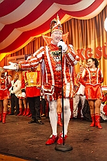 09 Prinzenk Serm 2026-01-24 12  Tour-Tag, Samstag 24. Januar - Kurz vor 18 Uhr starten wir mit unserem Programm bei der Feier der AWO im Gemiendehaus Erlenstraße. Dann geht es zu Thomas Heimspiel, der „Kostümball“ der 1. KG Baerl im Waldhof. Als nächster Termin steht die „Damensitzung“ der KVO in der Clauberghalle auf dem Plan. Von dort geht es zurück in die City. Erst ins WYNDHAM Hotel Duisburger Hof zum „Funkenball“ der Roten Funken, nebenan dann im Landfermann Gymnasium „Damensitzung“ der Prinzengarde. Danach ins Gertrud-Bäumer-Berufskolleg zur „Mädchensitzung“ der Stadtgarde. Kurz über die A 59 nach Meiderich,  hier ist die „Jeckenparty“ der Meidericher Jecken. Wieder Richtung Süden, mit Stop in der Falkstraße zur „Prunksitzung“ vom Sonnigen Süden, dann weiter nach Serm zur Prinzenkürung. Hatte auch etwas von Heimspiel für Pia und Toni. : DVPJ, Toni I, Jules I., Prinz Karneval, Prinz, Prinzessin Aileen I., Hofmarschälle, Page, Pagen, Paginnen, HDK, Duisburg, Karneval, Helau, Tollität, Event, Session 2025, Session 2025, HDK Duisburg, Hauptausschuss, Hauptausschuss Karneval Duisburg, Duisburg ist echt