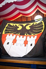 09 Prinzenk Serm 2026-01-24 13  Tour-Tag, Samstag 24. Januar - Kurz vor 18 Uhr starten wir mit unserem Programm bei der Feier der AWO im Gemiendehaus Erlenstraße. Dann geht es zu Thomas Heimspiel, der „Kostümball“ der 1. KG Baerl im Waldhof. Als nächster Termin steht die „Damensitzung“ der KVO in der Clauberghalle auf dem Plan. Von dort geht es zurück in die City. Erst ins WYNDHAM Hotel Duisburger Hof zum „Funkenball“ der Roten Funken, nebenan dann im Landfermann Gymnasium „Damensitzung“ der Prinzengarde. Danach ins Gertrud-Bäumer-Berufskolleg zur „Mädchensitzung“ der Stadtgarde. Kurz über die A 59 nach Meiderich,  hier ist die „Jeckenparty“ der Meidericher Jecken. Wieder Richtung Süden, mit Stop in der Falkstraße zur „Prunksitzung“ vom Sonnigen Süden, dann weiter nach Serm zur Prinzenkürung. Hatte auch etwas von Heimspiel für Pia und Toni. : DVPJ, Toni I, Jules I., Prinz Karneval, Prinz, Prinzessin Aileen I., Hofmarschälle, Page, Pagen, Paginnen, HDK, Duisburg, Karneval, Helau, Tollität, Event, Session 2025, Session 2025, HDK Duisburg, Hauptausschuss, Hauptausschuss Karneval Duisburg, Duisburg ist echt