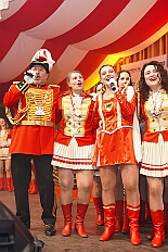 09 Prinzenk Serm 2026-01-24 14  Tour-Tag, Samstag 24. Januar - Kurz vor 18 Uhr starten wir mit unserem Programm bei der Feier der AWO im Gemiendehaus Erlenstraße. Dann geht es zu Thomas Heimspiel, der „Kostümball“ der 1. KG Baerl im Waldhof. Als nächster Termin steht die „Damensitzung“ der KVO in der Clauberghalle auf dem Plan. Von dort geht es zurück in die City. Erst ins WYNDHAM Hotel Duisburger Hof zum „Funkenball“ der Roten Funken, nebenan dann im Landfermann Gymnasium „Damensitzung“ der Prinzengarde. Danach ins Gertrud-Bäumer-Berufskolleg zur „Mädchensitzung“ der Stadtgarde. Kurz über die A 59 nach Meiderich,  hier ist die „Jeckenparty“ der Meidericher Jecken. Wieder Richtung Süden, mit Stop in der Falkstraße zur „Prunksitzung“ vom Sonnigen Süden, dann weiter nach Serm zur Prinzenkürung. Hatte auch etwas von Heimspiel für Pia und Toni. : DVPJ, Toni I, Jules I., Prinz Karneval, Prinz, Prinzessin Aileen I., Hofmarschälle, Page, Pagen, Paginnen, HDK, Duisburg, Karneval, Helau, Tollität, Event, Session 2025, Session 2025, HDK Duisburg, Hauptausschuss, Hauptausschuss Karneval Duisburg, Duisburg ist echt