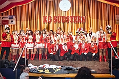 09 Prinzenk Serm 2026-01-24 16  Tour-Tag, Samstag 24. Januar - Kurz vor 18 Uhr starten wir mit unserem Programm bei der Feier der AWO im Gemiendehaus Erlenstraße. Dann geht es zu Thomas Heimspiel, der „Kostümball“ der 1. KG Baerl im Waldhof. Als nächster Termin steht die „Damensitzung“ der KVO in der Clauberghalle auf dem Plan. Von dort geht es zurück in die City. Erst ins WYNDHAM Hotel Duisburger Hof zum „Funkenball“ der Roten Funken, nebenan dann im Landfermann Gymnasium „Damensitzung“ der Prinzengarde. Danach ins Gertrud-Bäumer-Berufskolleg zur „Mädchensitzung“ der Stadtgarde. Kurz über die A 59 nach Meiderich,  hier ist die „Jeckenparty“ der Meidericher Jecken. Wieder Richtung Süden, mit Stop in der Falkstraße zur „Prunksitzung“ vom Sonnigen Süden, dann weiter nach Serm zur Prinzenkürung. Hatte auch etwas von Heimspiel für Pia und Toni. : DVPJ, Toni I, Jules I., Prinz Karneval, Prinz, Prinzessin Aileen I., Hofmarschälle, Page, Pagen, Paginnen, HDK, Duisburg, Karneval, Helau, Tollität, Event, Session 2025, Session 2025, HDK Duisburg, Hauptausschuss, Hauptausschuss Karneval Duisburg, Duisburg ist echt