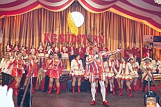 09 Prinzenk Serm 2026-01-24 18  Tour-Tag, Samstag 24. Januar - Kurz vor 18 Uhr starten wir mit unserem Programm bei der Feier der AWO im Gemiendehaus Erlenstraße. Dann geht es zu Thomas Heimspiel, der „Kostümball“ der 1. KG Baerl im Waldhof. Als nächster Termin steht die „Damensitzung“ der KVO in der Clauberghalle auf dem Plan. Von dort geht es zurück in die City. Erst ins WYNDHAM Hotel Duisburger Hof zum „Funkenball“ der Roten Funken, nebenan dann im Landfermann Gymnasium „Damensitzung“ der Prinzengarde. Danach ins Gertrud-Bäumer-Berufskolleg zur „Mädchensitzung“ der Stadtgarde. Kurz über die A 59 nach Meiderich,  hier ist die „Jeckenparty“ der Meidericher Jecken. Wieder Richtung Süden, mit Stop in der Falkstraße zur „Prunksitzung“ vom Sonnigen Süden, dann weiter nach Serm zur Prinzenkürung. Hatte auch etwas von Heimspiel für Pia und Toni. : DVPJ, Toni I, Jules I., Prinz Karneval, Prinz, Prinzessin Aileen I., Hofmarschälle, Page, Pagen, Paginnen, HDK, Duisburg, Karneval, Helau, Tollität, Event, Session 2025, Session 2025, HDK Duisburg, Hauptausschuss, Hauptausschuss Karneval Duisburg, Duisburg ist echt