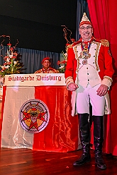 01 HerrensStadtgrd 2026- 01-25 01  Stadtgarde und MSV -  Zu besten Mittagszeit waren wir der Programmpunkt auf der Herrensitzung der Stadtgarde Duisburg Rot-Weiss in der Aula des Gertrud-Bäumer-Berufskollegs. Dann ging es ins „Wohnzimmer“ aller MSV Fan´s. In der Business Lounge in der „schauinsland reisen arena“ fand der jährliche Sponsoren Neujahrs Empfang statt. : DVPJ, Toni I, Jules I., Prinz Karneval, Prinz, Prinzessin Aileen I., Hofmarschälle, Page, Pagen, Paginnen, HDK, Duisburg, Karneval, Helau, Tollität, Event, Session 2025, Session 2025, HDK Duisburg, Hauptausschuss, Hauptausschuss Karneval Duisburg, Duisburg ist echt