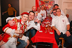 01 HerrensStadtgrd 2026- 01-25 07  Stadtgarde und MSV -  Zu besten Mittagszeit waren wir der Programmpunkt auf der Herrensitzung der Stadtgarde Duisburg Rot-Weiss in der Aula des Gertrud-Bäumer-Berufskollegs. Dann ging es ins „Wohnzimmer“ aller MSV Fan´s. In der Business Lounge in der „schauinsland reisen arena“ fand der jährliche Sponsoren Neujahrs Empfang statt. : DVPJ, Toni I, Jules I., Prinz Karneval, Prinz, Prinzessin Aileen I., Hofmarschälle, Page, Pagen, Paginnen, HDK, Duisburg, Karneval, Helau, Tollität, Event, Session 2025, Session 2025, HDK Duisburg, Hauptausschuss, Hauptausschuss Karneval Duisburg, Duisburg ist echt