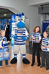 02 MSV Empfang 2026- 01-25 15  Stadtgarde und MSV -  Zu besten Mittagszeit waren wir der Programmpunkt auf der Herrensitzung der Stadtgarde Duisburg Rot-Weiss in der Aula des Gertrud-Bäumer-Berufskollegs. Dann ging es ins „Wohnzimmer“ aller MSV Fan´s. In der Business Lounge in der „schauinsland reisen arena“ fand der jährliche Sponsoren Neujahrs Empfang statt. : DVPJ, Toni I, Jules I., Prinz Karneval, Prinz, Prinzessin Aileen I., Hofmarschälle, Page, Pagen, Paginnen, HDK, Duisburg, Karneval, Helau, Tollität, Event, Session 2025, Session 2025, HDK Duisburg, Hauptausschuss, Hauptausschuss Karneval Duisburg, Duisburg ist echt