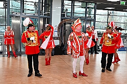02 MSV Empfang 2026- 01-25 17  Stadtgarde und MSV -  Zu besten Mittagszeit waren wir der Programmpunkt auf der Herrensitzung der Stadtgarde Duisburg Rot-Weiss in der Aula des Gertrud-Bäumer-Berufskollegs. Dann ging es ins „Wohnzimmer“ aller MSV Fan´s. In der Business Lounge in der „schauinsland reisen arena“ fand der jährliche Sponsoren Neujahrs Empfang statt. : DVPJ, Toni I, Jules I., Prinz Karneval, Prinz, Prinzessin Aileen I., Hofmarschälle, Page, Pagen, Paginnen, HDK, Duisburg, Karneval, Helau, Tollität, Event, Session 2025, Session 2025, HDK Duisburg, Hauptausschuss, Hauptausschuss Karneval Duisburg, Duisburg ist echt