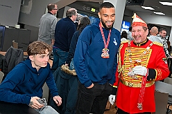 02 MSV Empfang 2026- 01-25 29  Stadtgarde und MSV -  Zu besten Mittagszeit waren wir der Programmpunkt auf der Herrensitzung der Stadtgarde Duisburg Rot-Weiss in der Aula des Gertrud-Bäumer-Berufskollegs. Dann ging es ins „Wohnzimmer“ aller MSV Fan´s. In der Business Lounge in der „schauinsland reisen arena“ fand der jährliche Sponsoren Neujahrs Empfang statt. : DVPJ, Toni I, Jules I., Prinz Karneval, Prinz, Prinzessin Aileen I., Hofmarschälle, Page, Pagen, Paginnen, HDK, Duisburg, Karneval, Helau, Tollität, Event, Session 2025, Session 2025, HDK Duisburg, Hauptausschuss, Hauptausschuss Karneval Duisburg, Duisburg ist echt